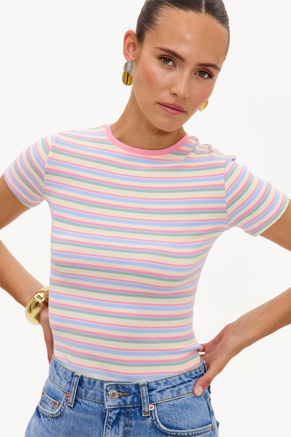 Top rosa de manga corta con rayas multicolores