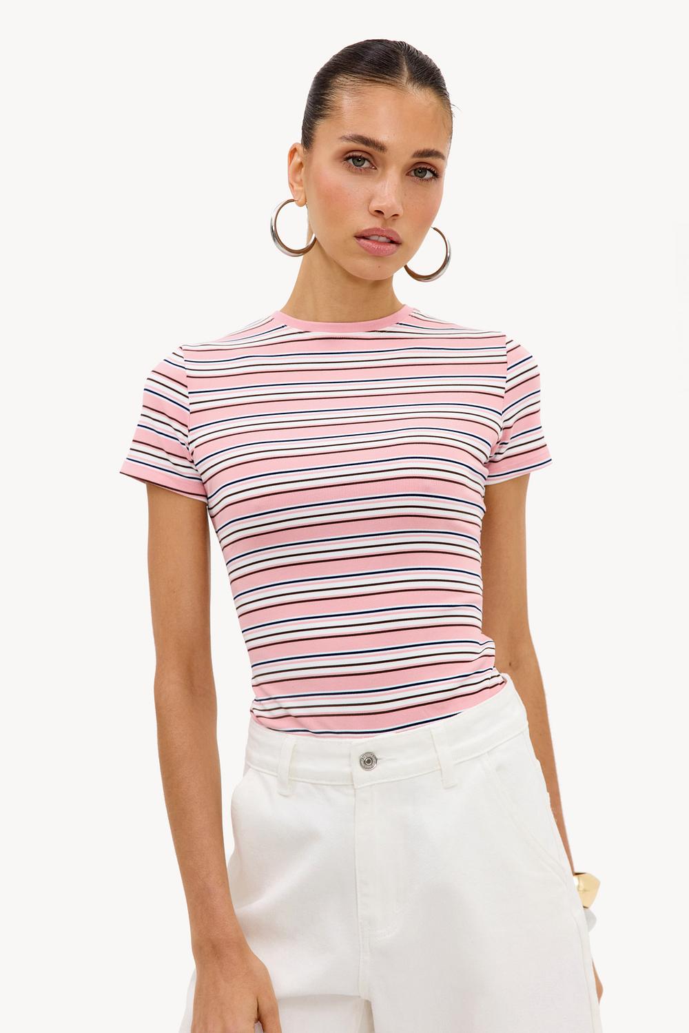 T-shirt rose pâle à manches courtes et rayures