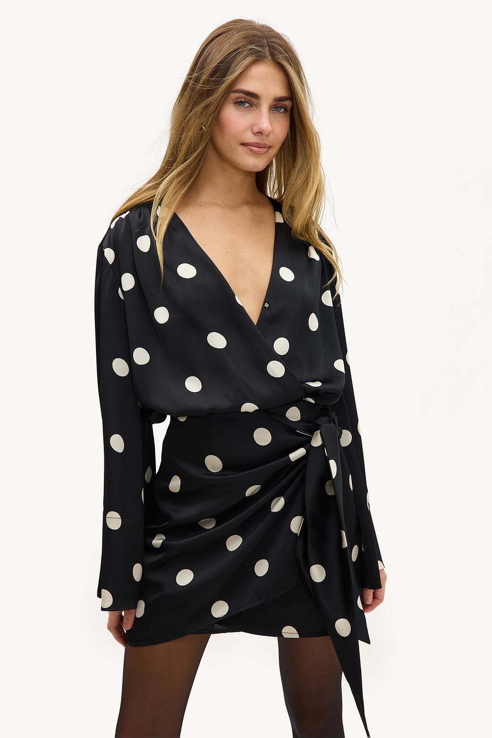 Vestido negro con lunares
