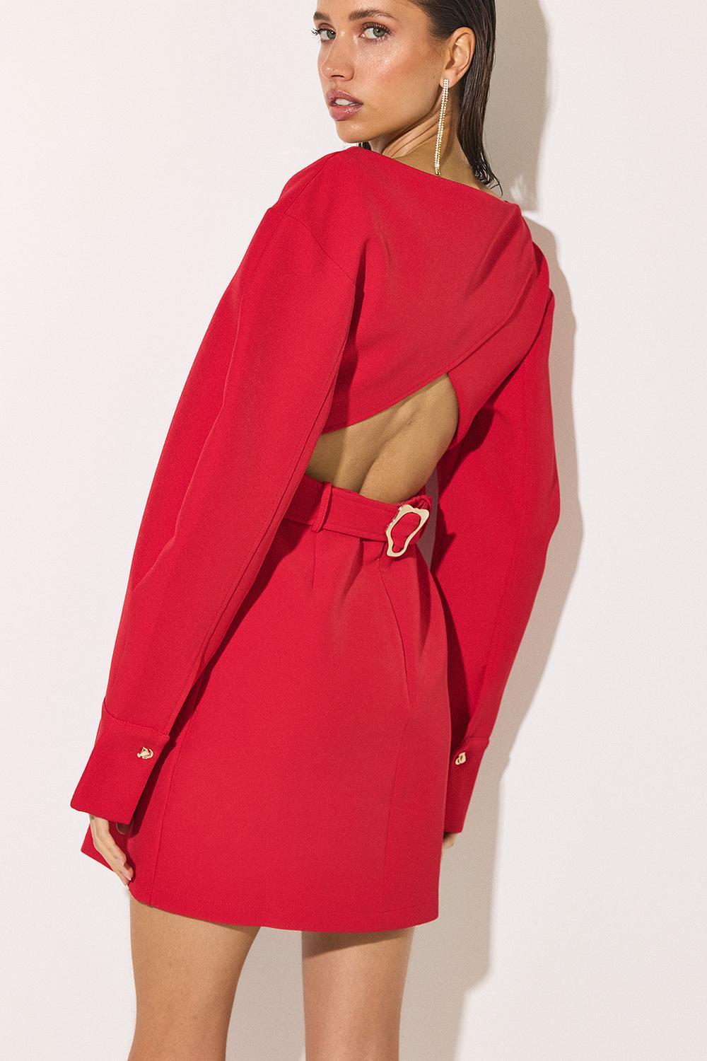 Vestido rojo entallado con espalda abierta y mangas bombachos