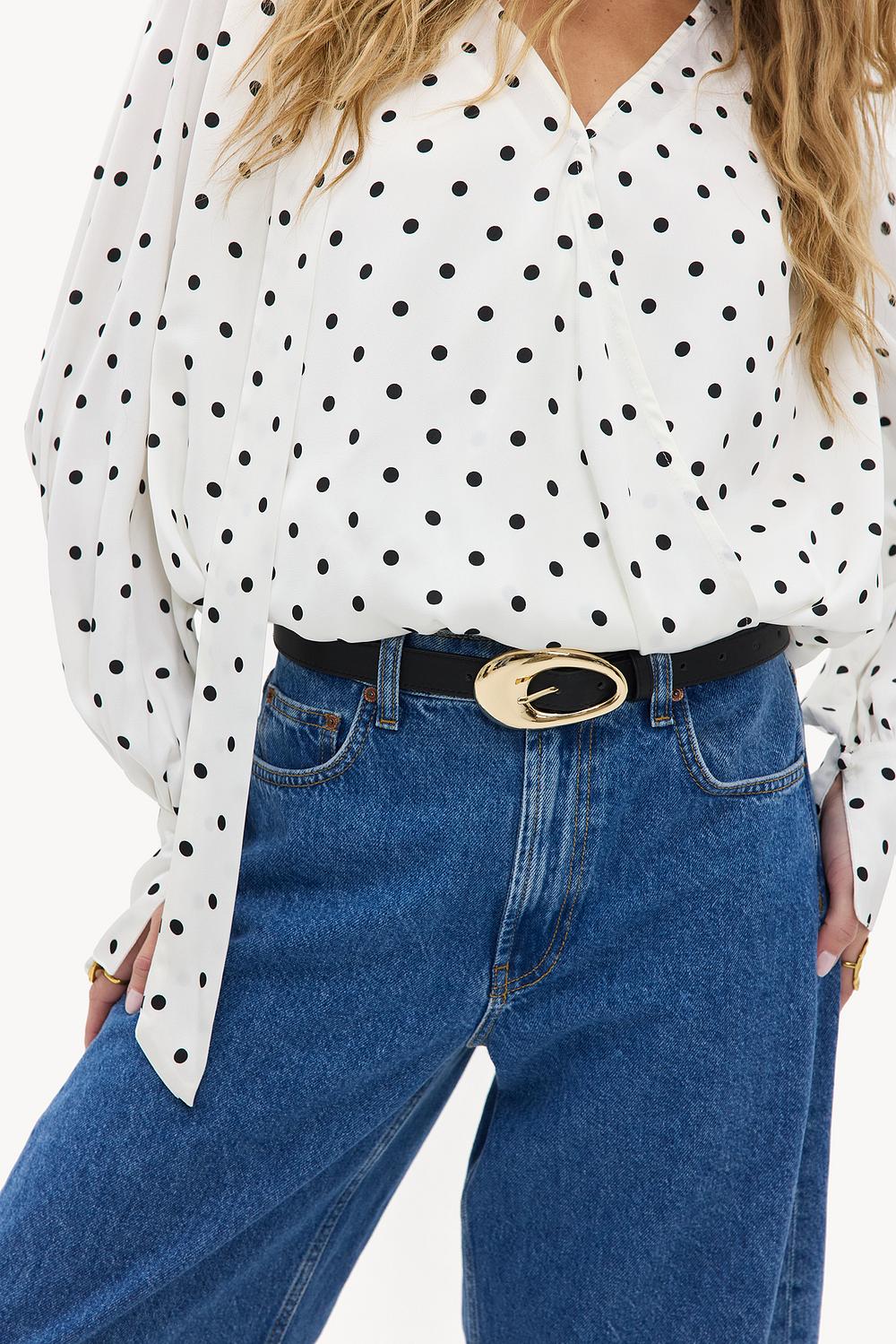 Ceinture noire à boucle dorée