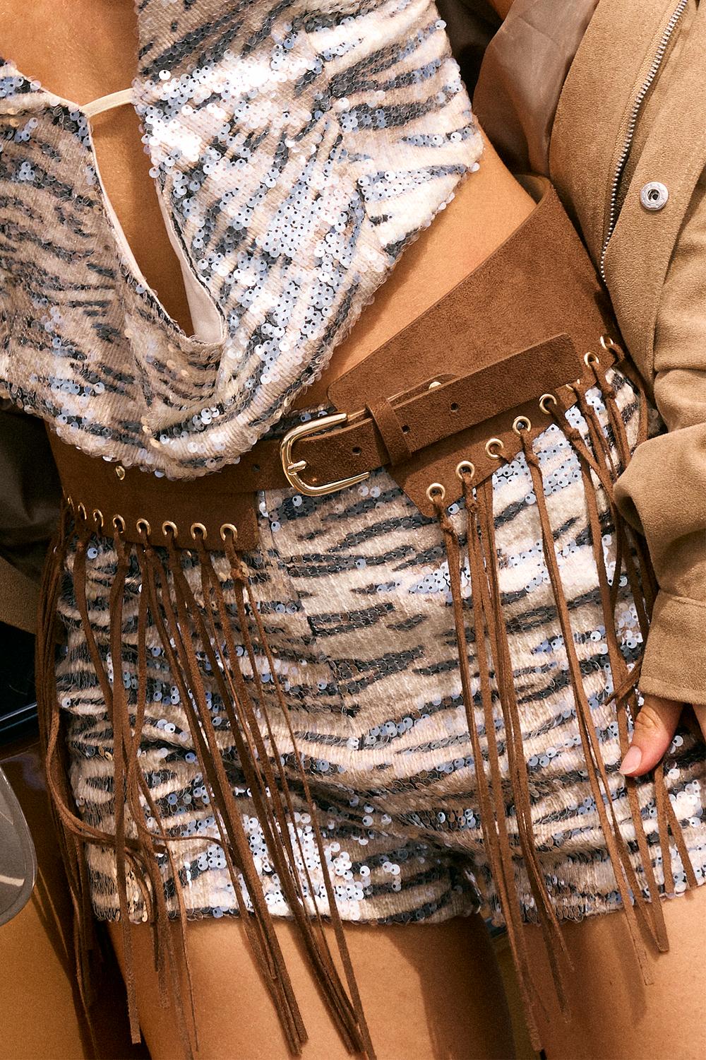 Cinturón marrón con flecos.