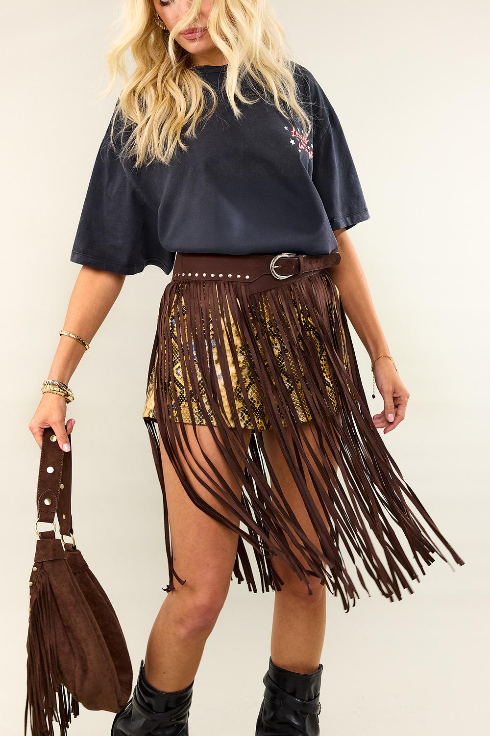 Cinturón marrón con aspecto de ante, flecos y tachuelas.