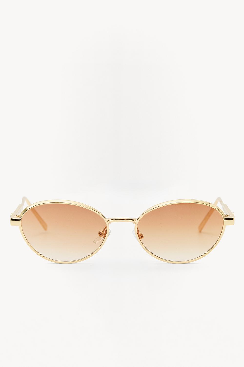 Gafas de sol marrones.