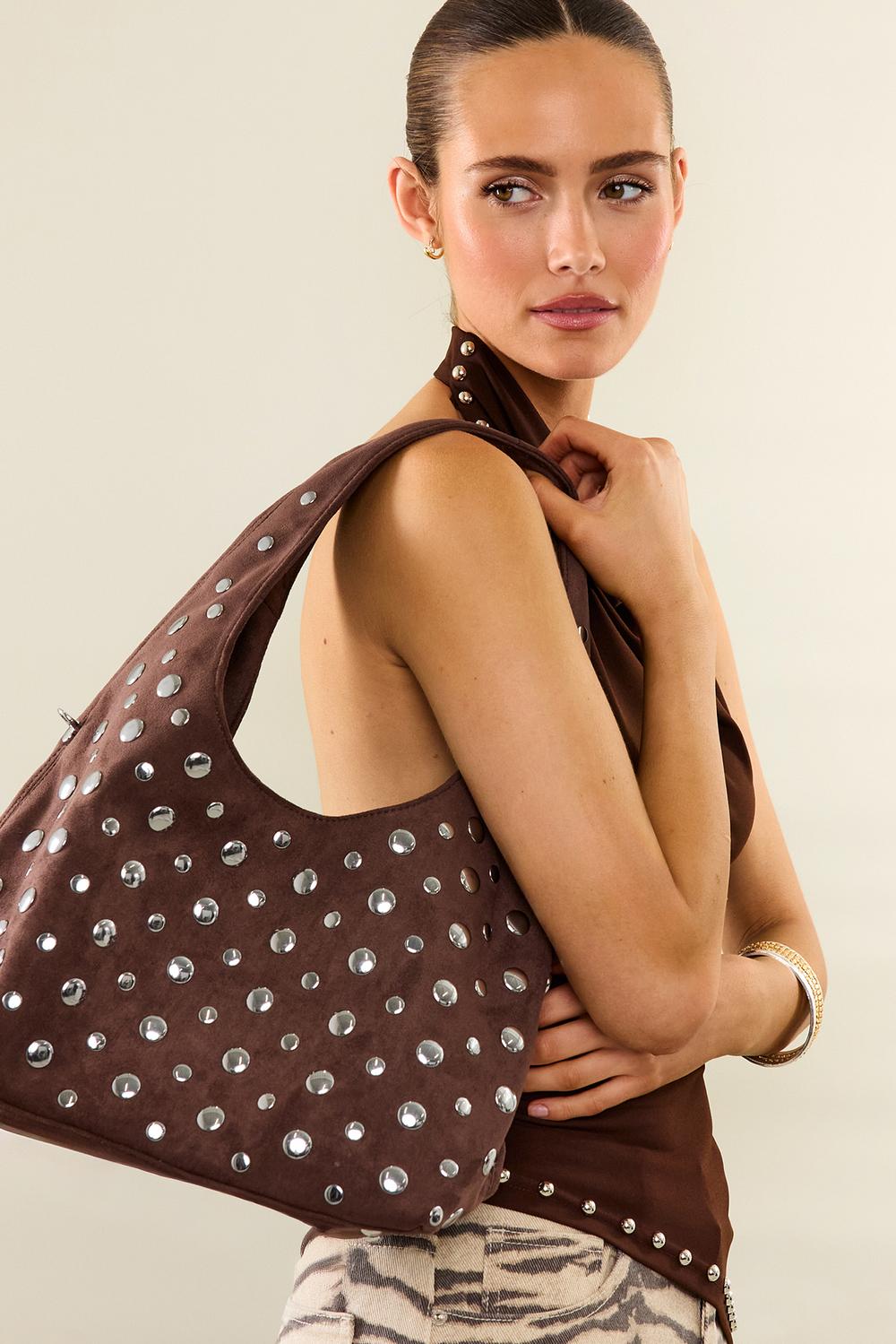 Bolso marrón con tachuelas plateadas