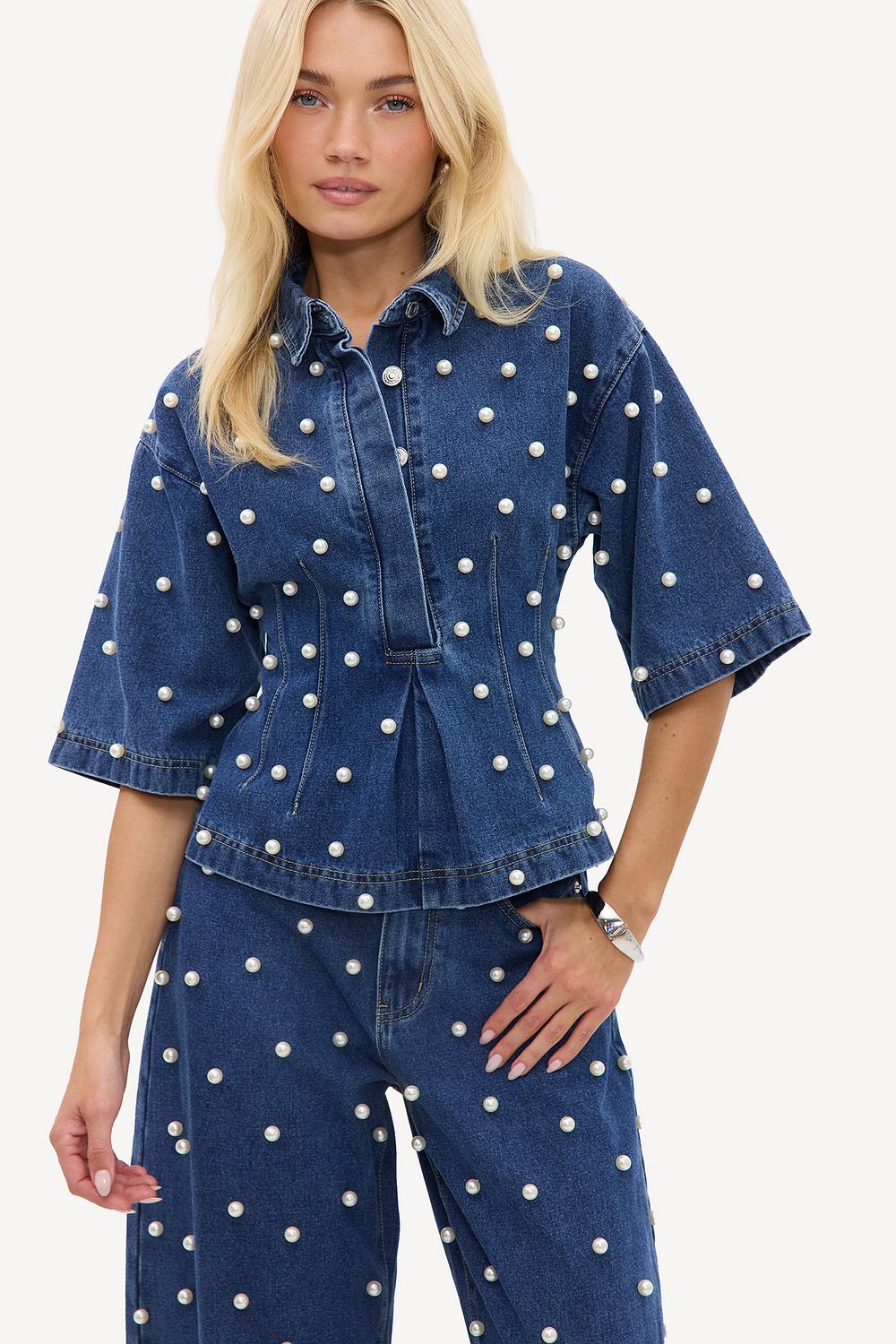 Top vaquero azul oscuro con perlas