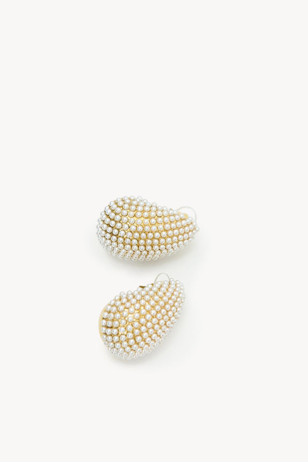 Pendientes dorados en forma de gota con perlas blancas