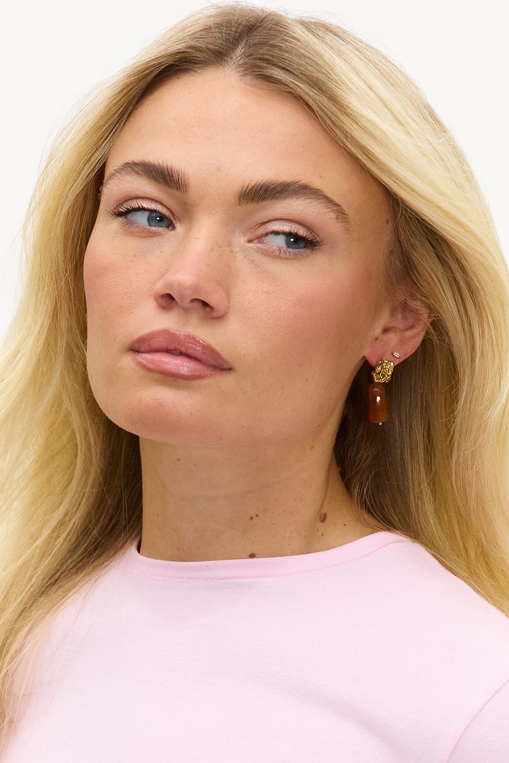 Pendientes dorados con colgante marrón