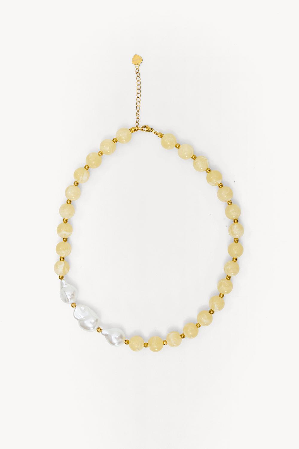 Collar con cuentas amarillas y blancas