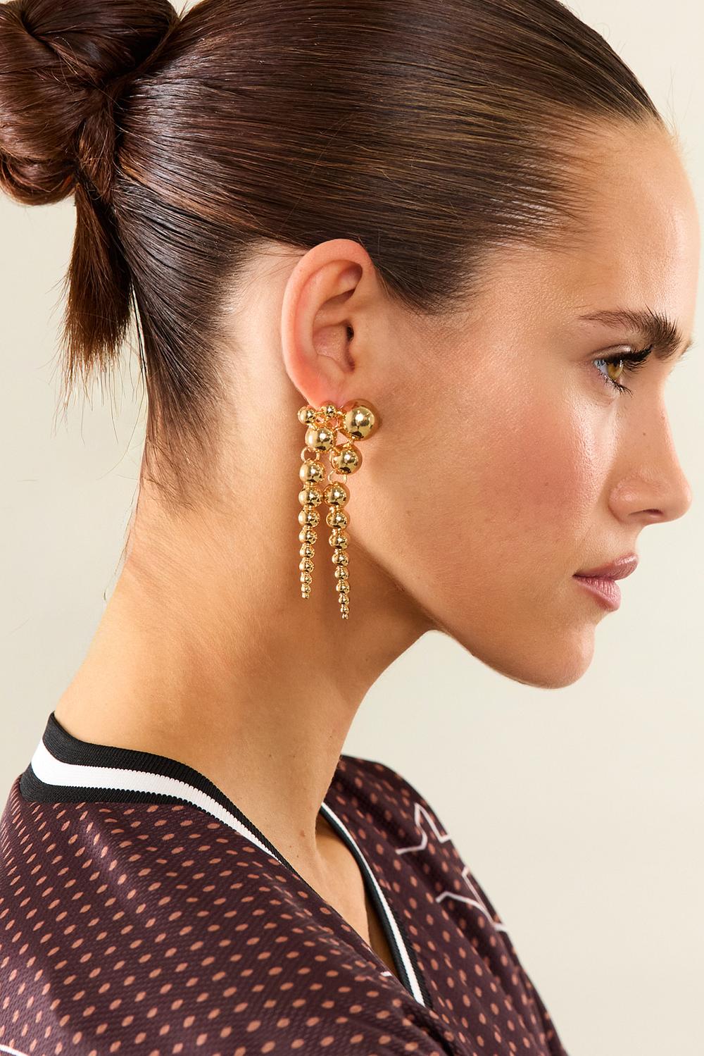 Pendientes dorados con bolitas