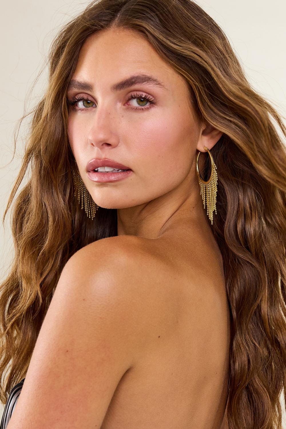 Pendientes de aro dorados con flecos de cuentas