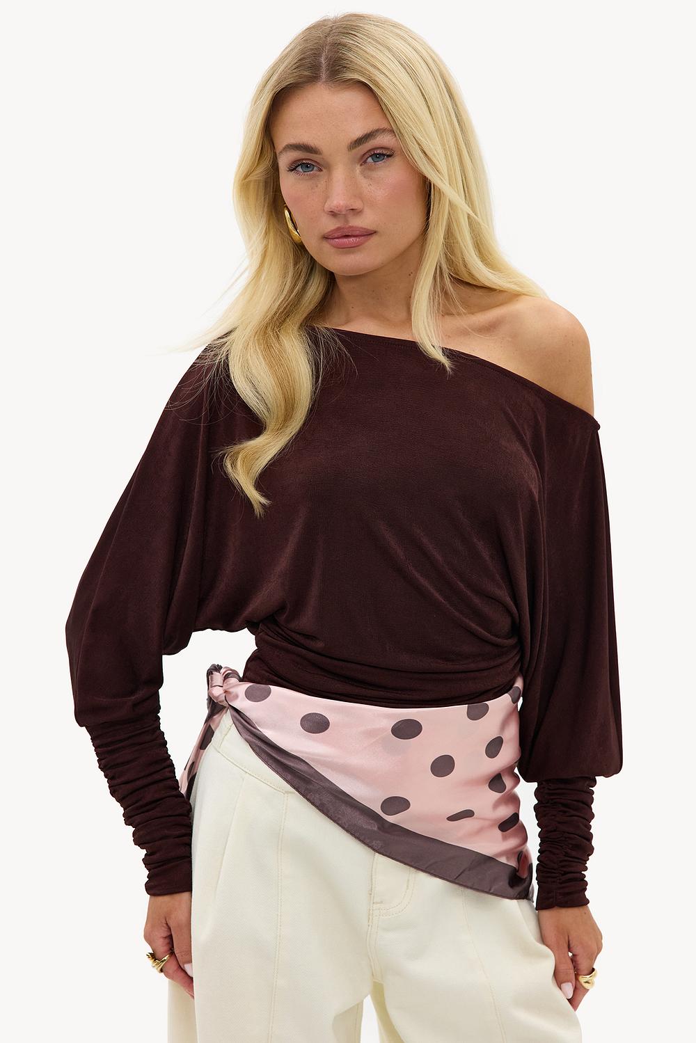 Bufanda marrón con lunares