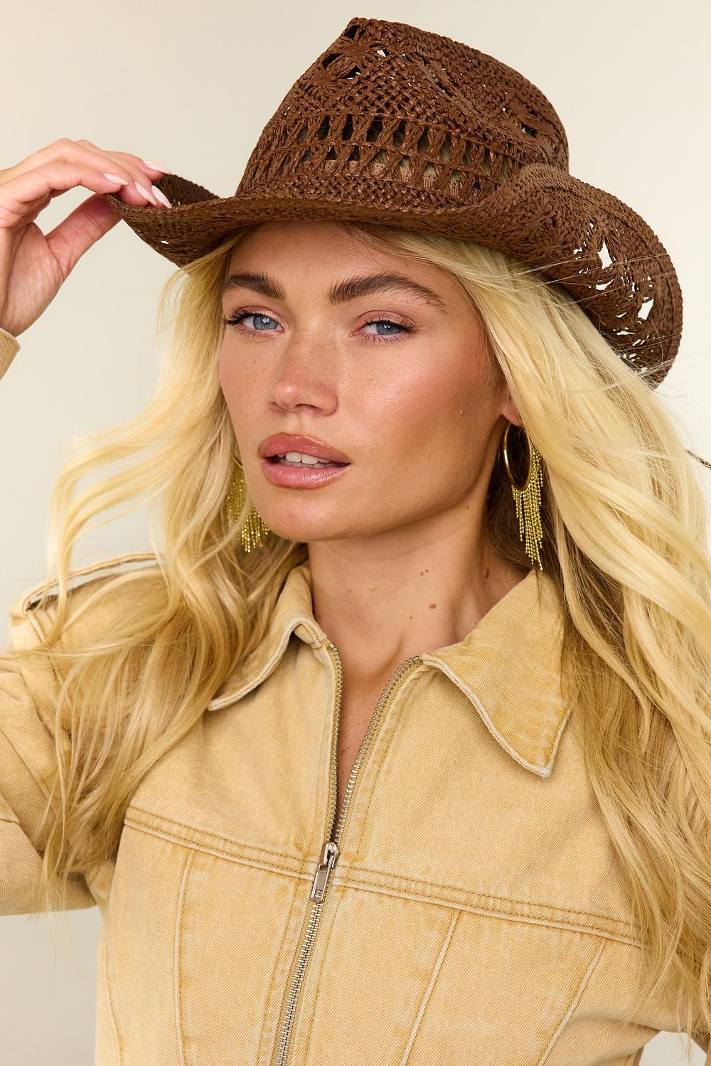 Sombrero de paja marrón oscuro