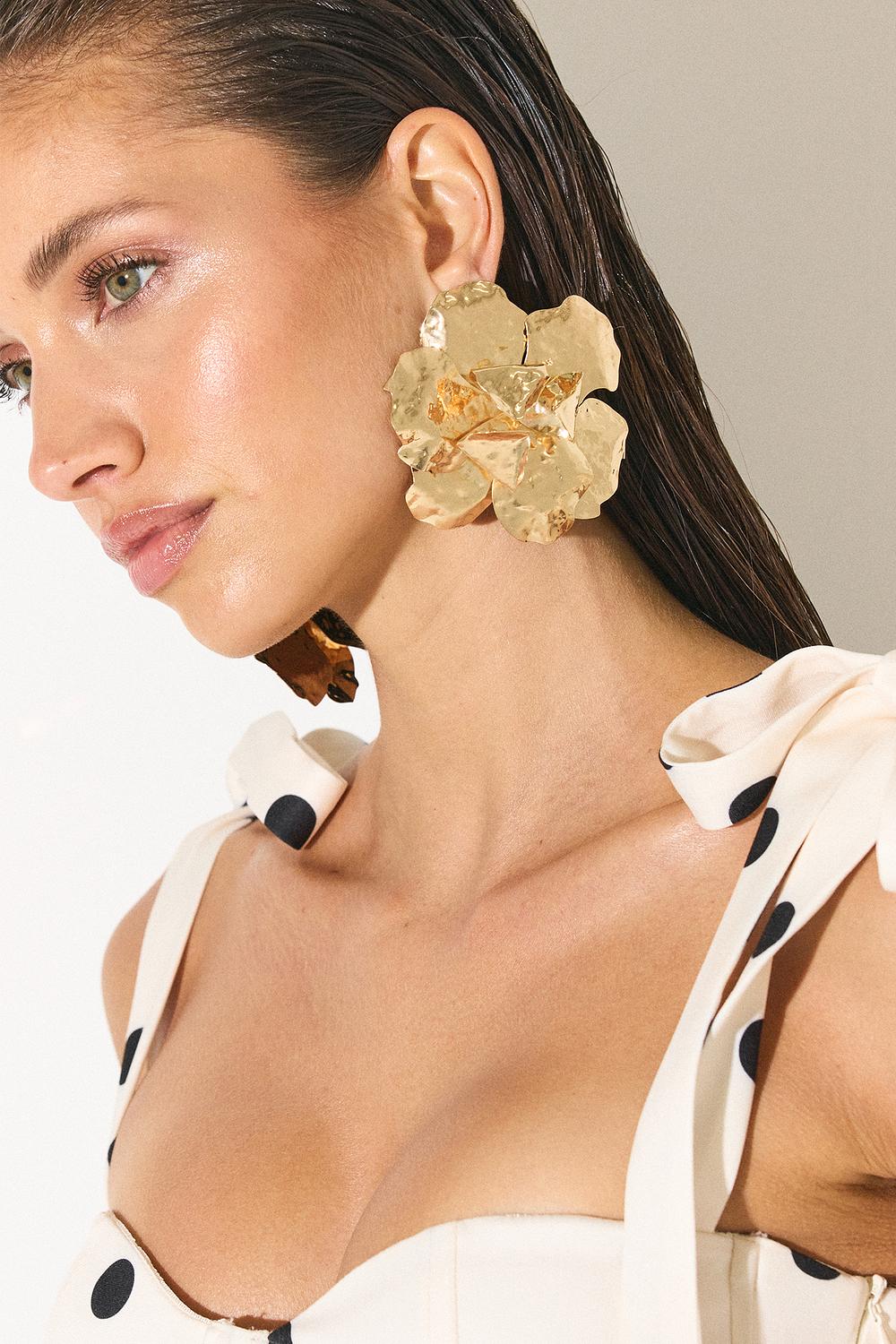 Pendientes dorados con flor