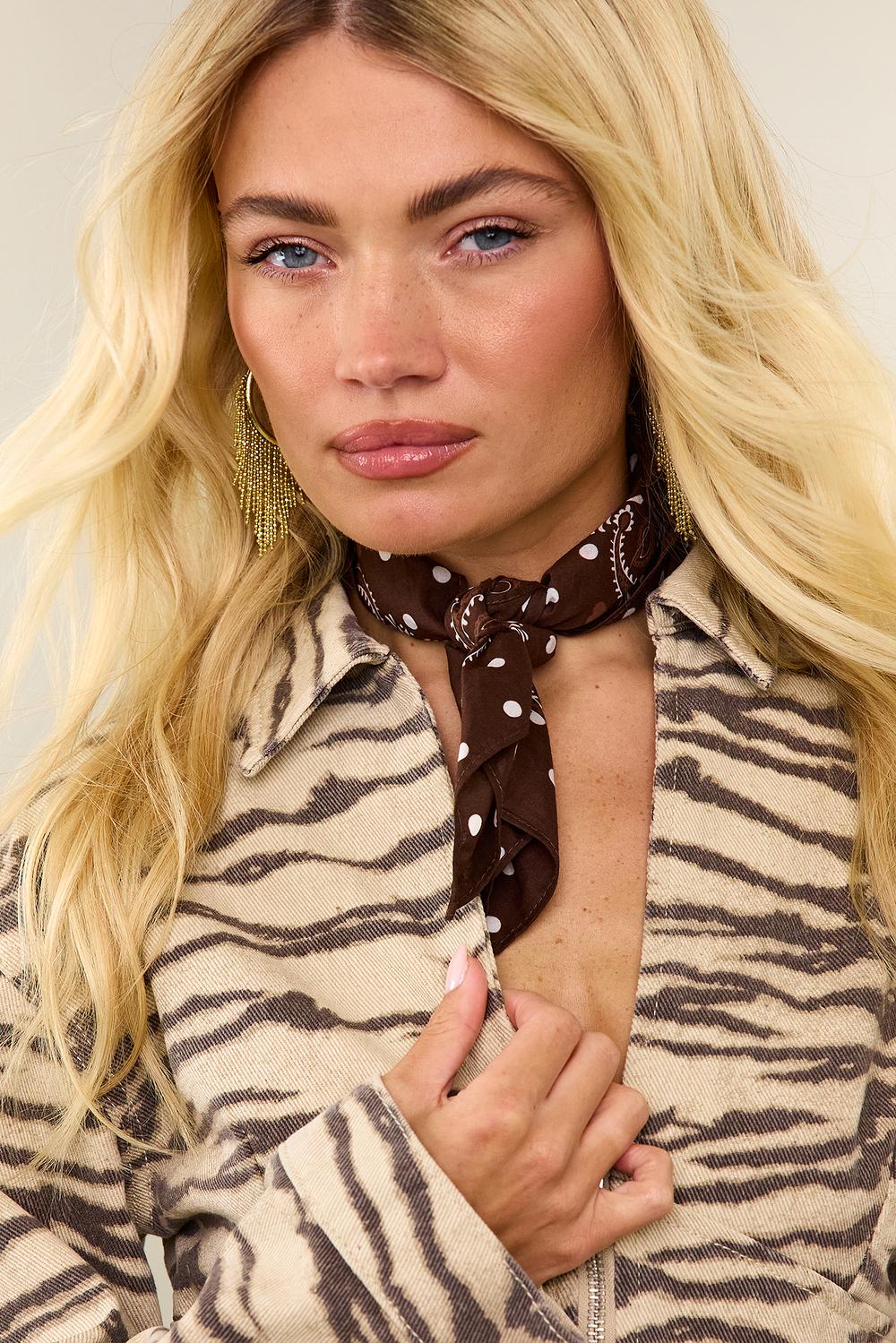 Bufanda marrón con estampado de cachemira