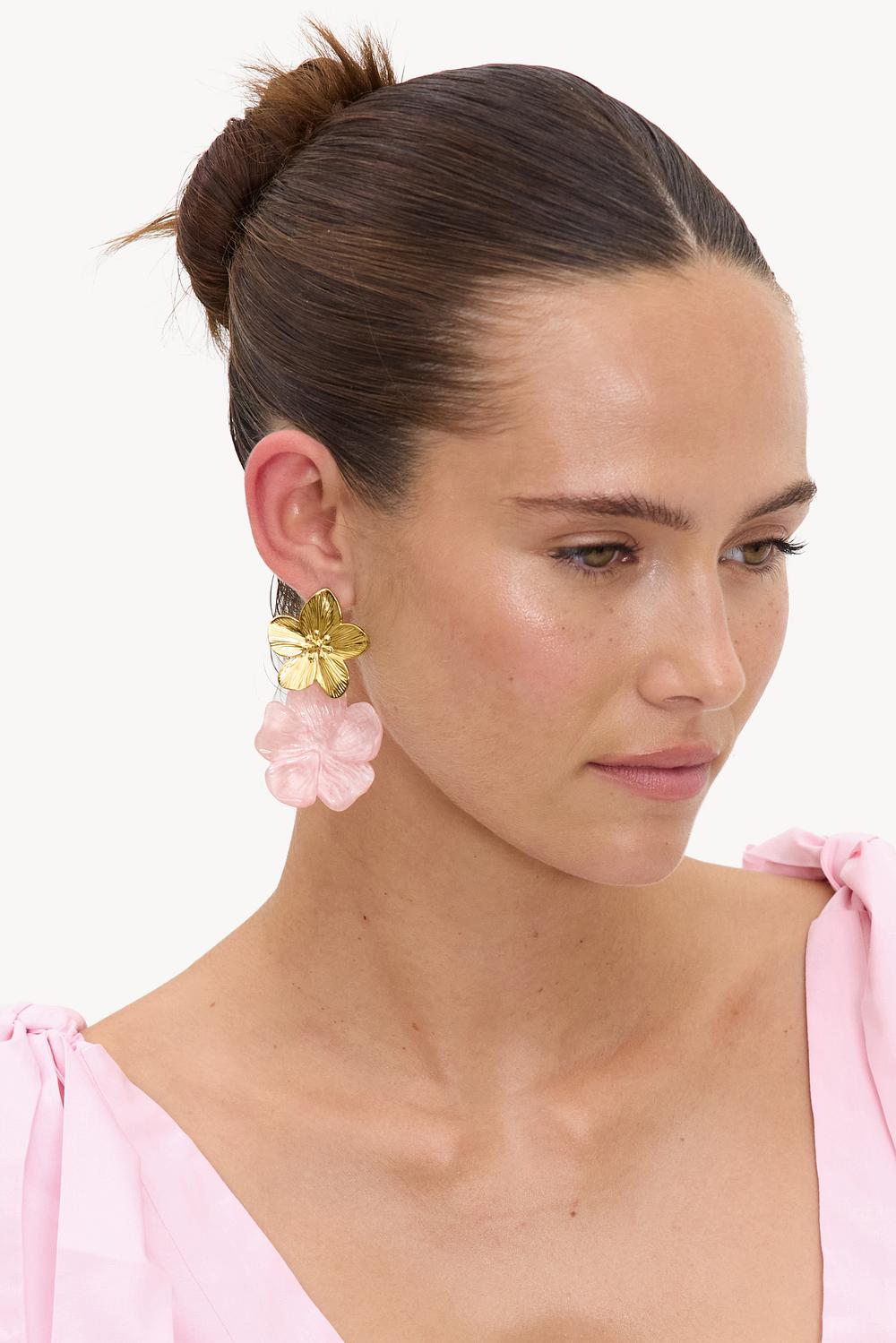 Boucles d'oreilles roses avec fleur dorée