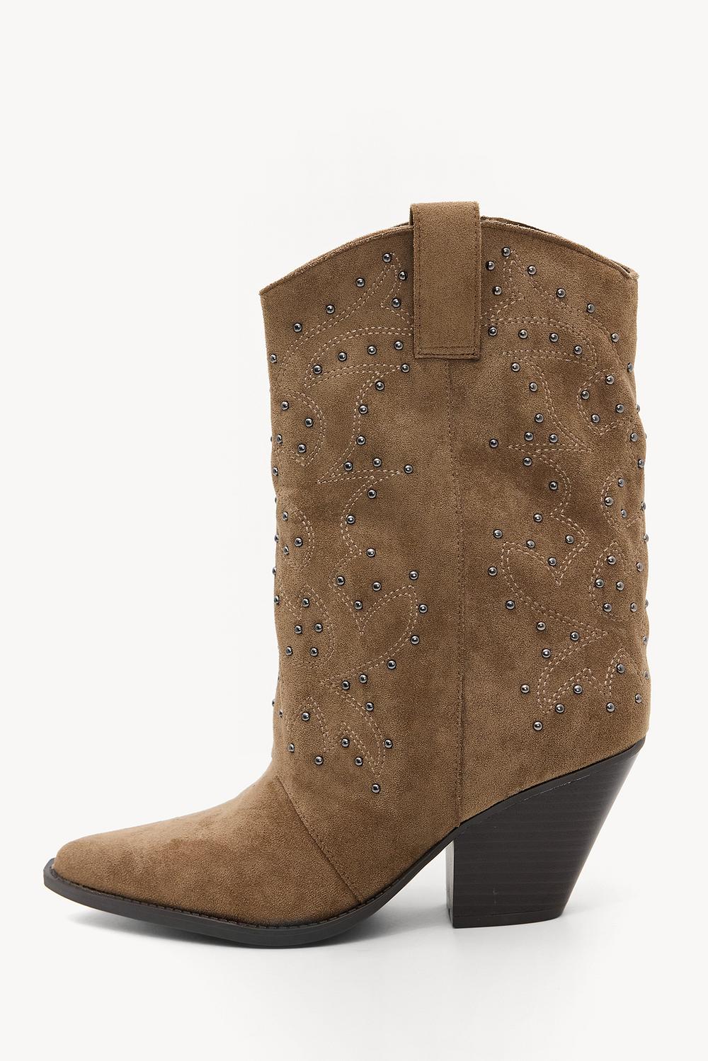 Botas beige con tachuelas