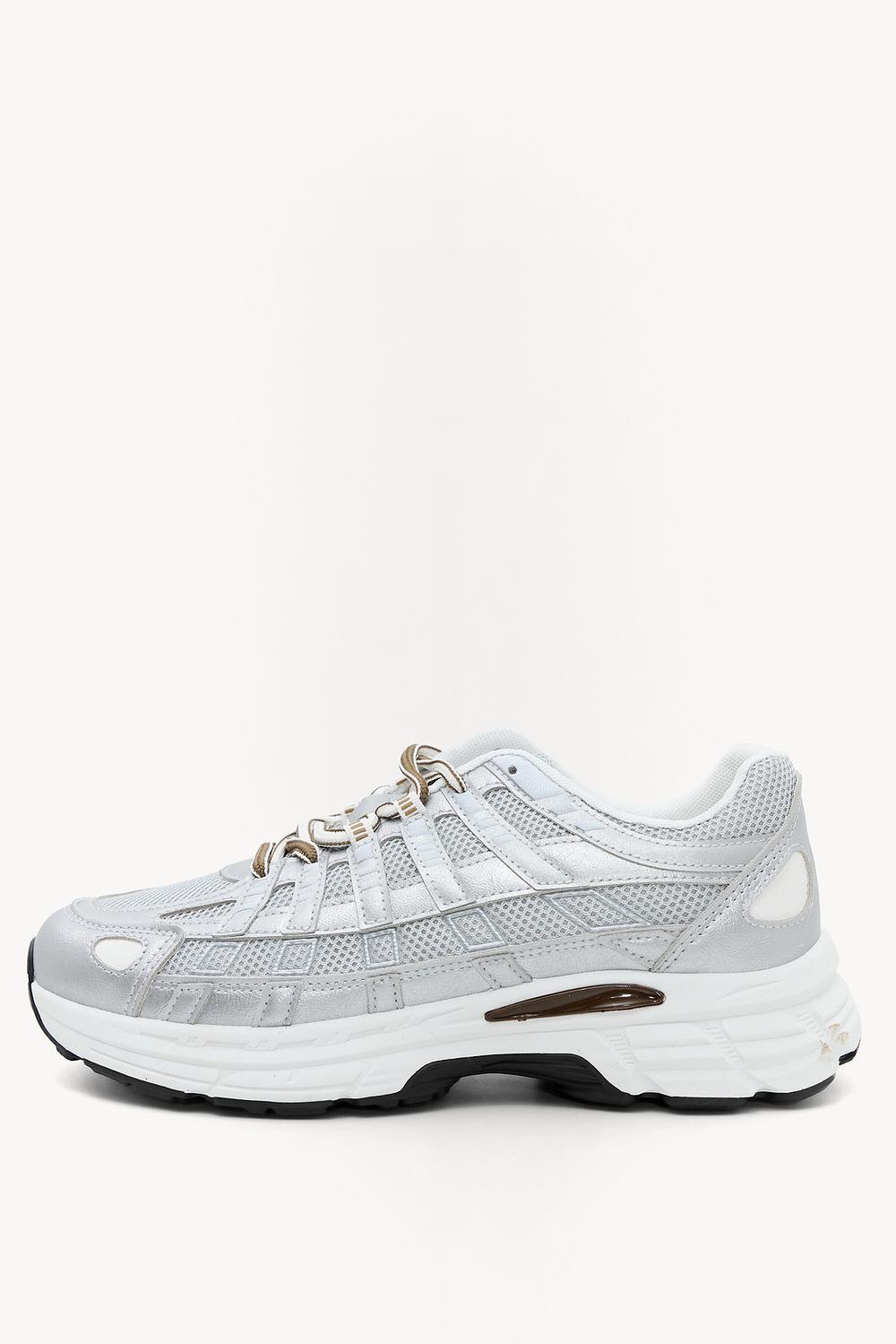 Baskets blanches avec des touches grises