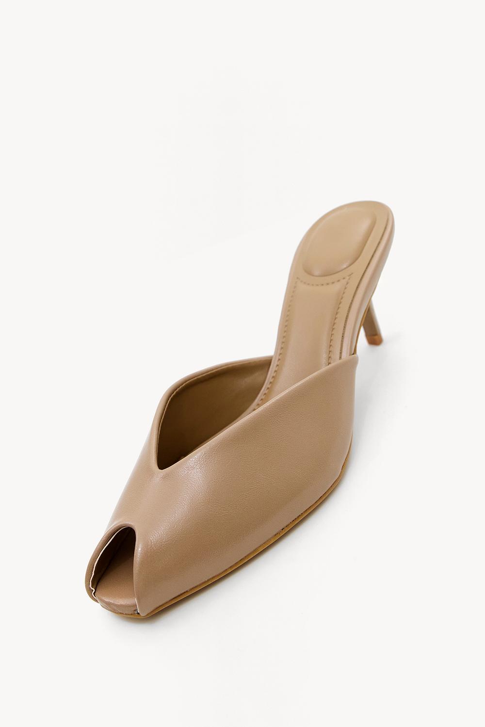 Zapatos de tacón beige.