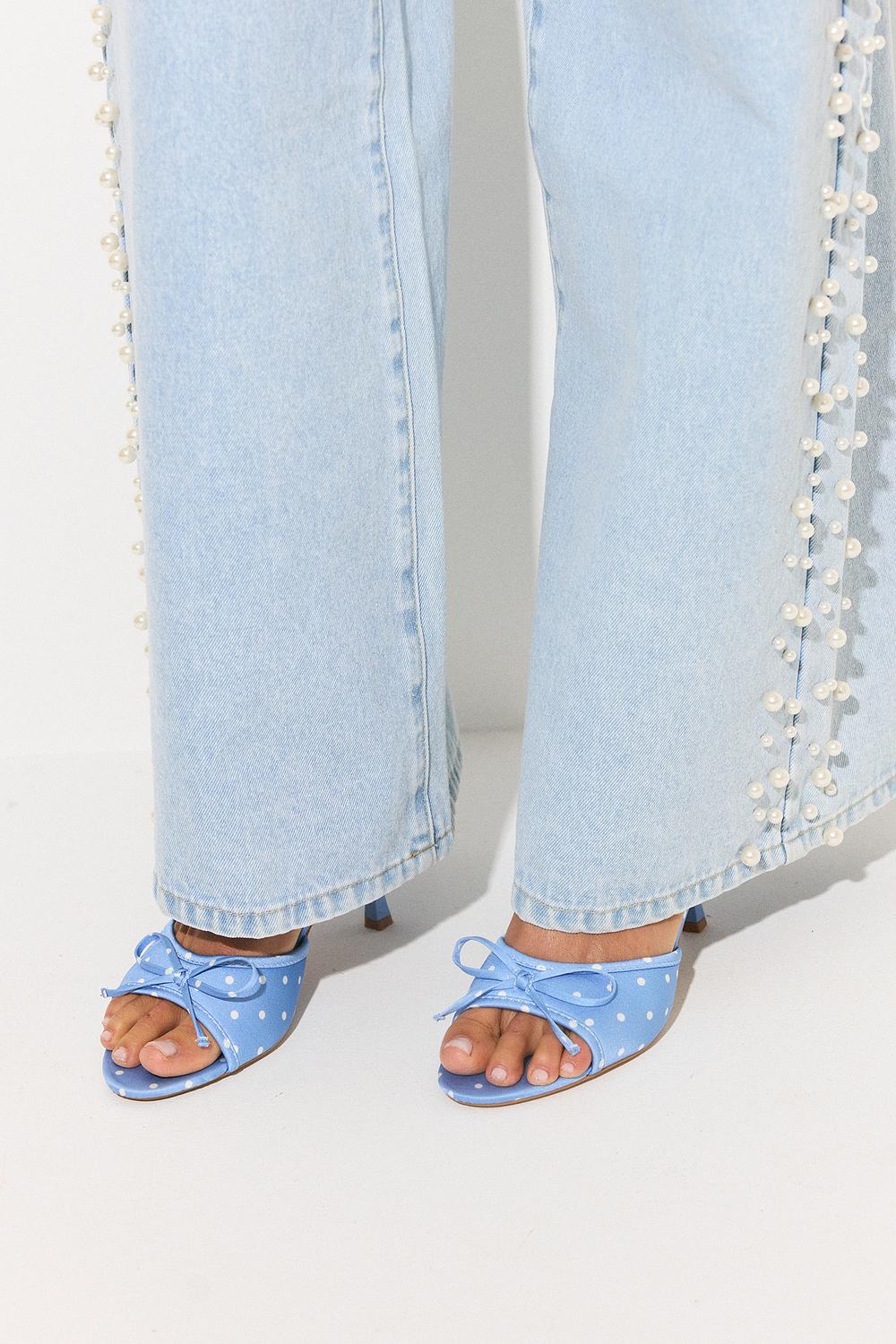 Zapatos de tacón azules con lunares