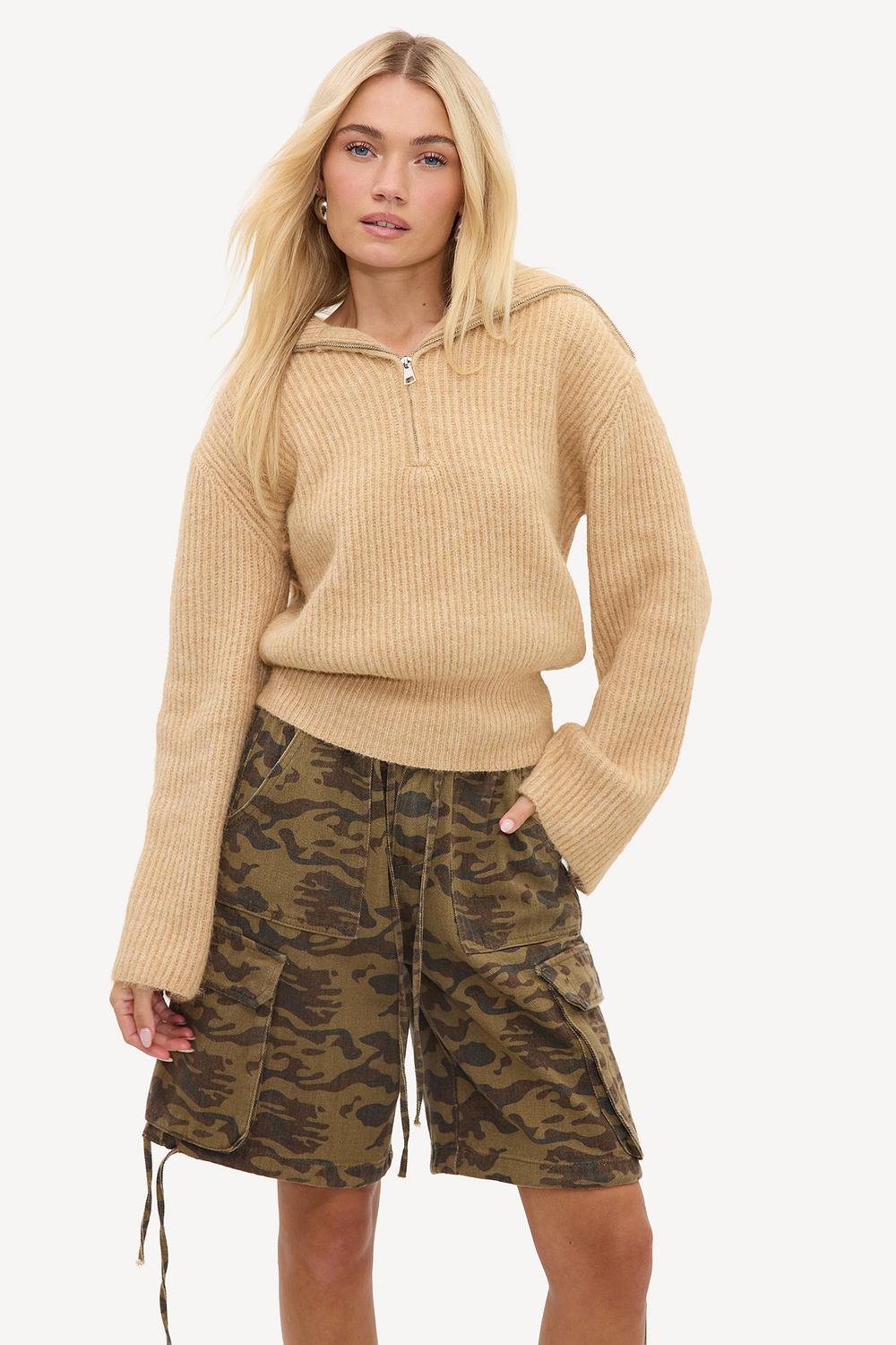 Pantalones cargo marrones con estampado de camuflaje