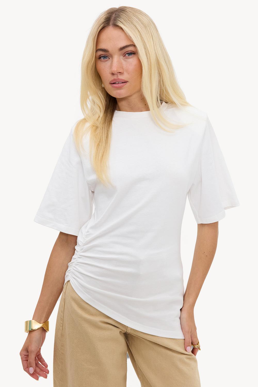 Camisa blanca asimétrica con hombreras