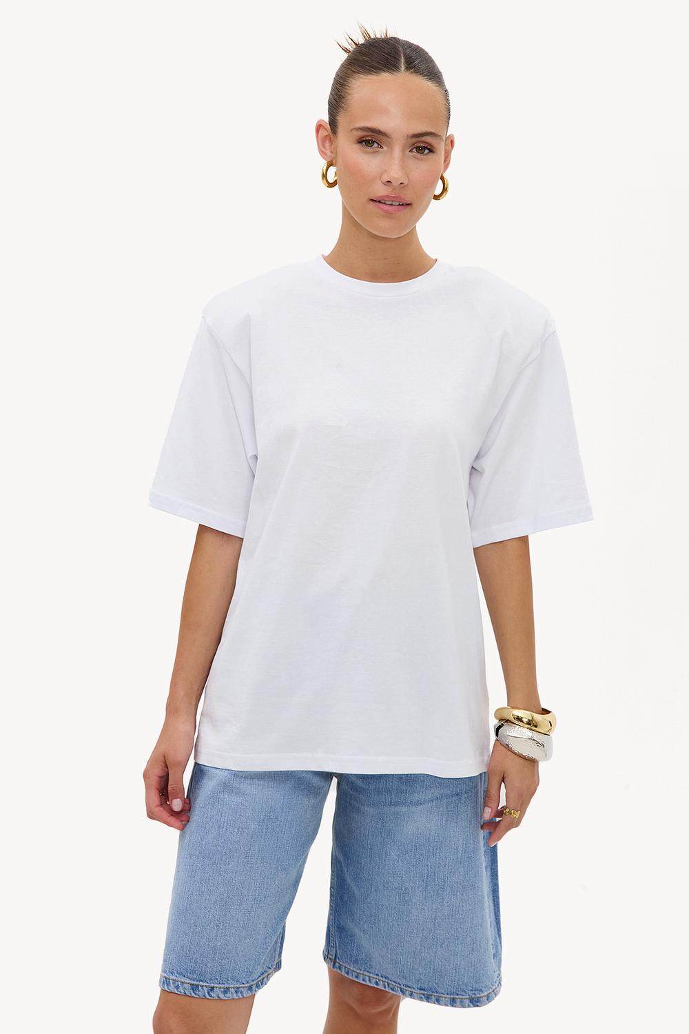 Camisa blanca de manga corta con hombreras
