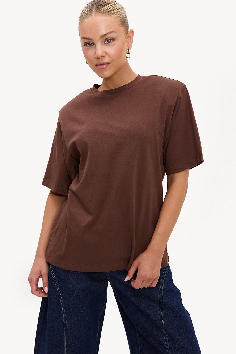 Camiseta marrón con hombreras