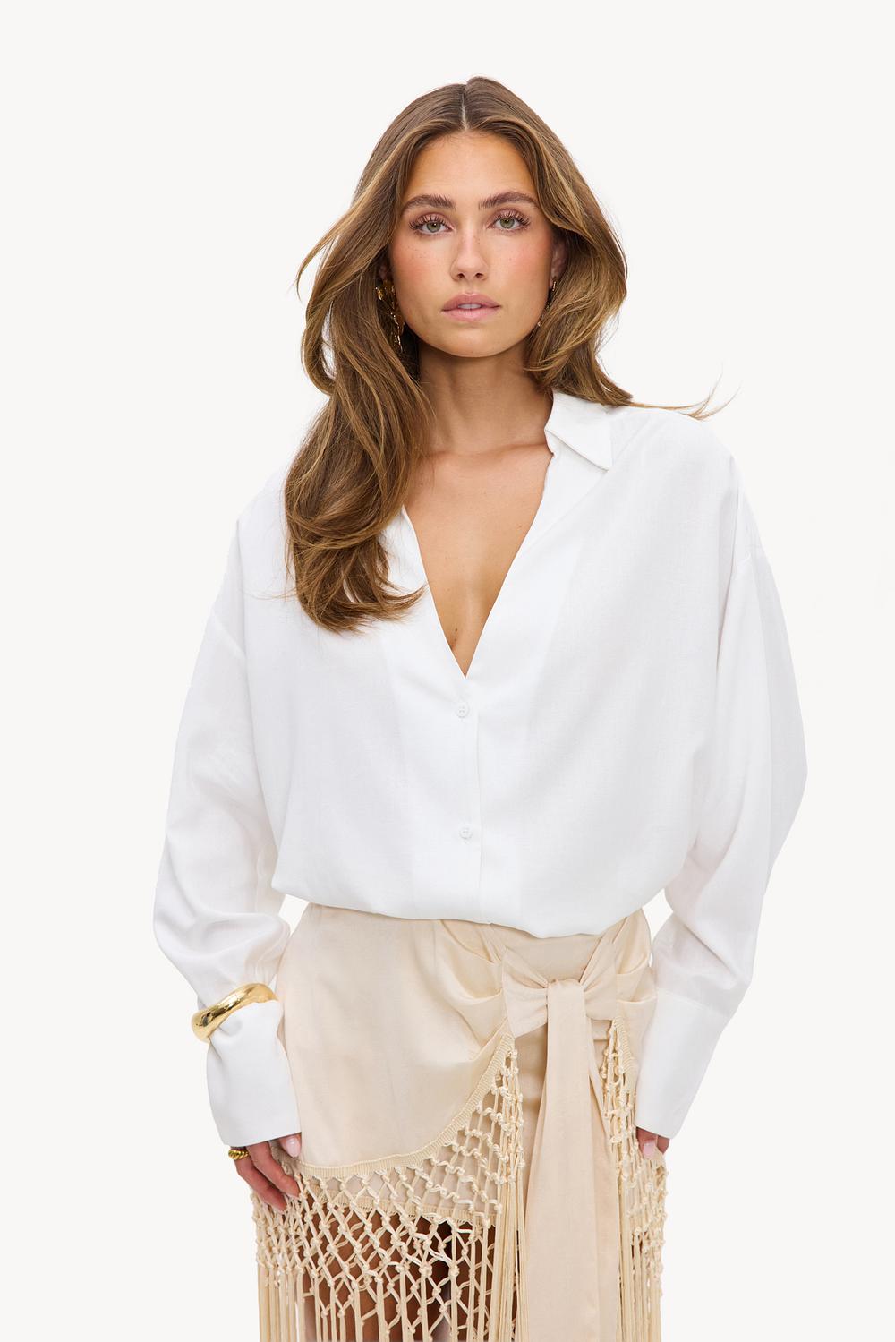 Une blouse blanche à col en V