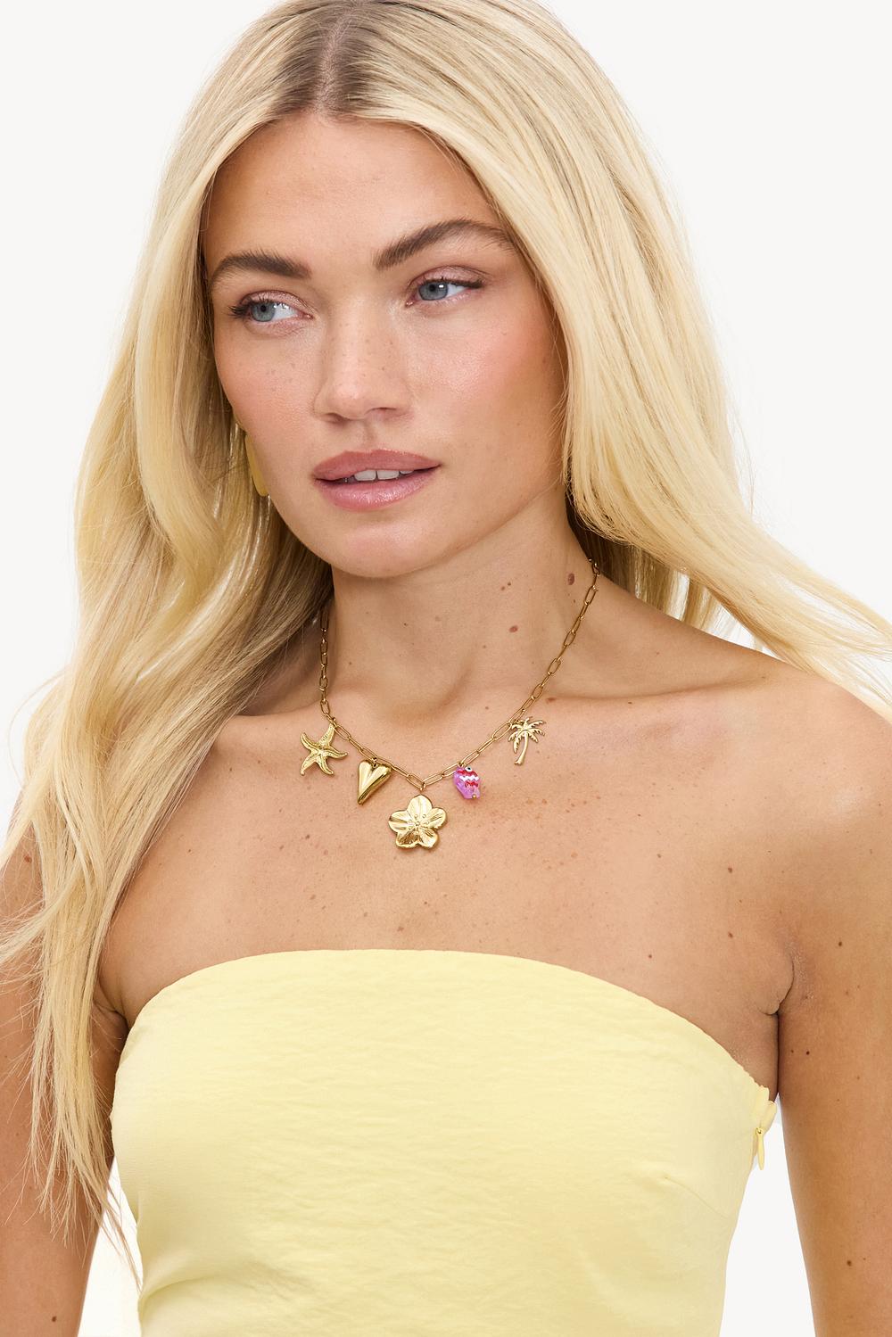 Collar de eslabones dorados con dijes