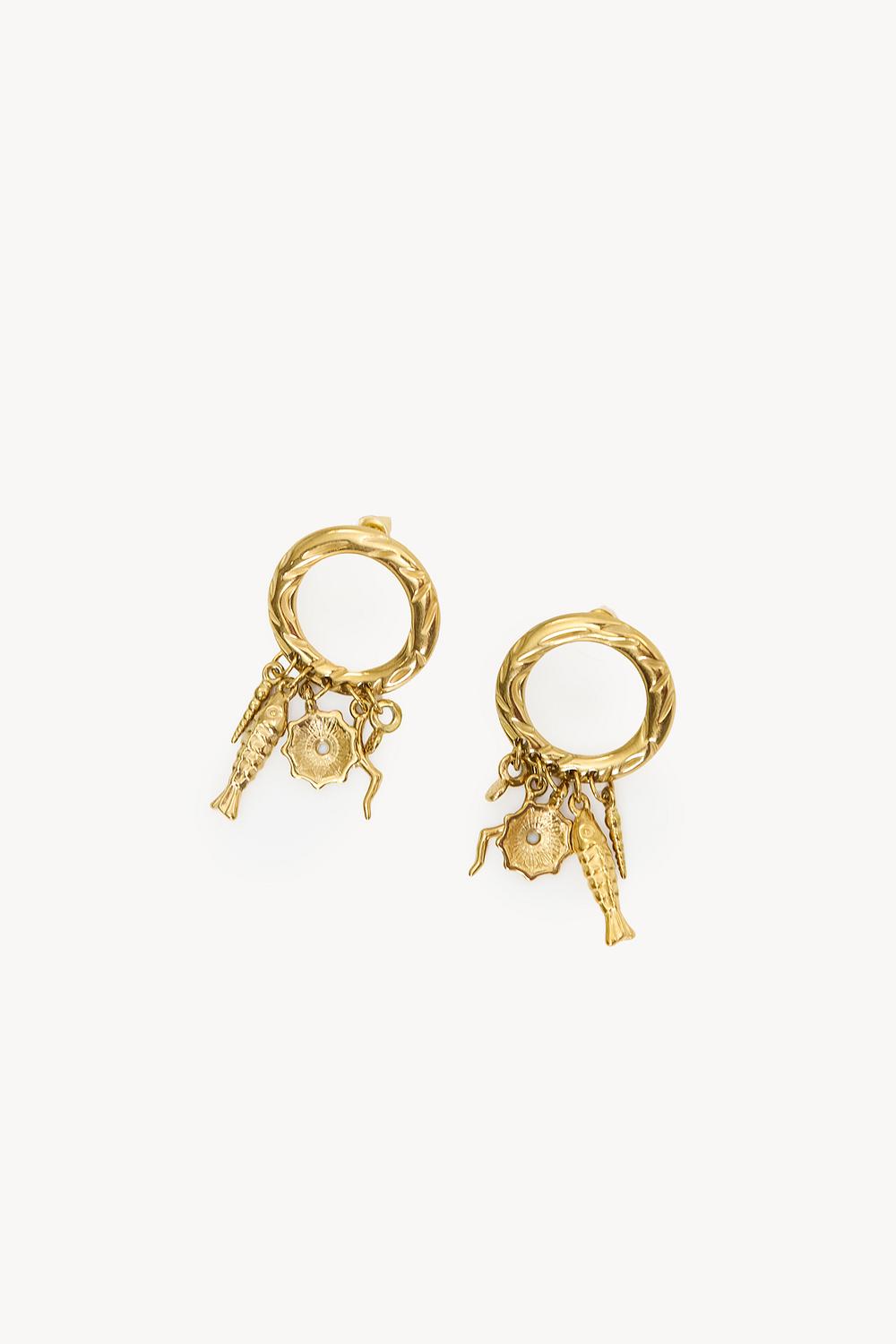 Pendientes dorados con dijes