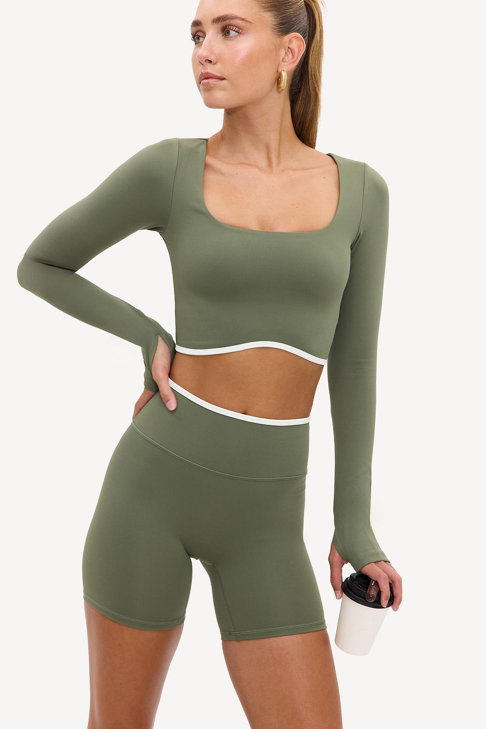 Short vert à détails blancs
