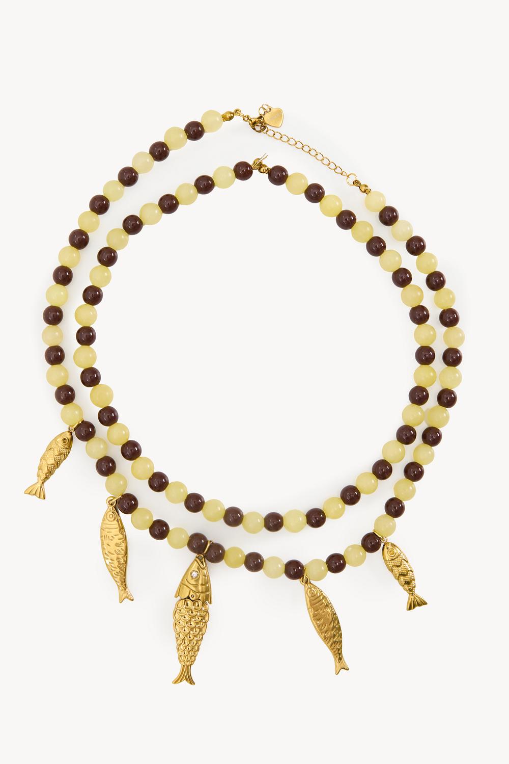 Collier à perles jaunes et marron avec breloques dorées