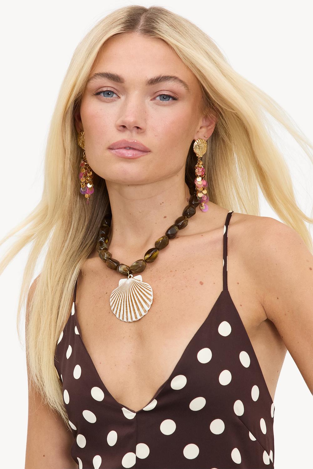 Collar marrón de cuentas con colgante de concha