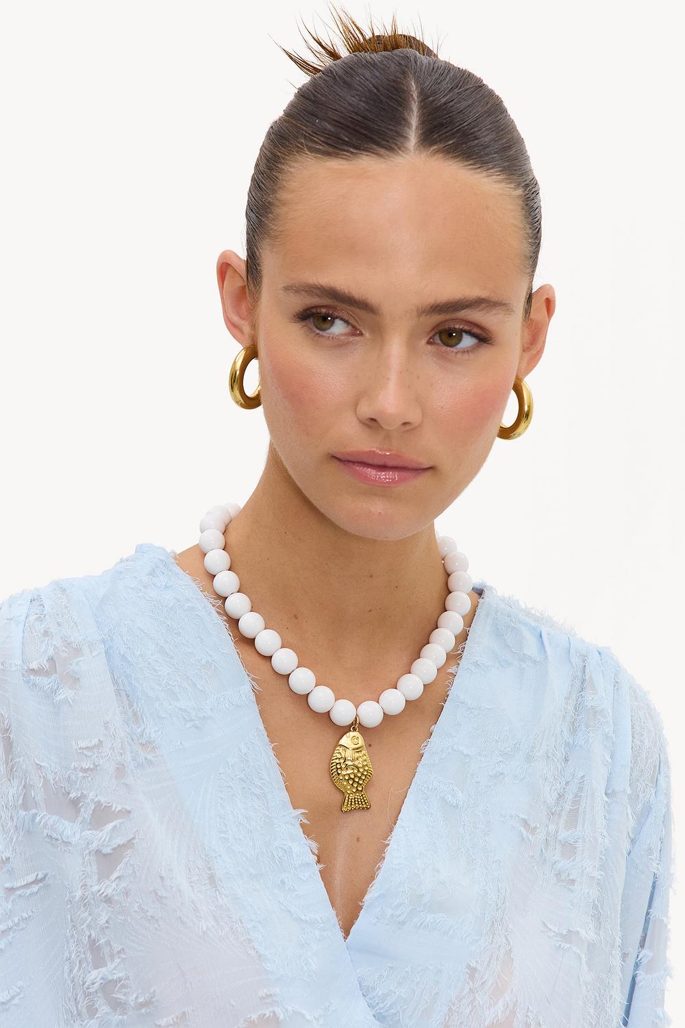 Collar de cuentas blancas con charm de pez