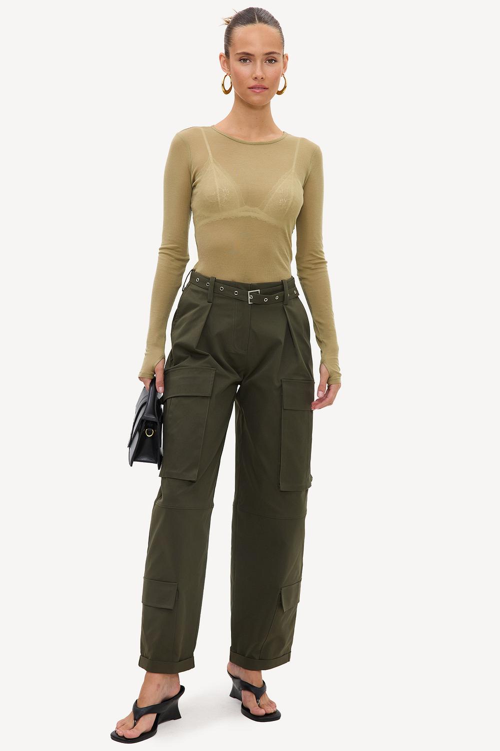 Pantalones cargo holgados verdes con cinturón