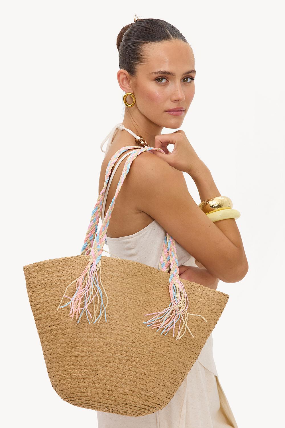 Bolso de mimbre con asas de colores