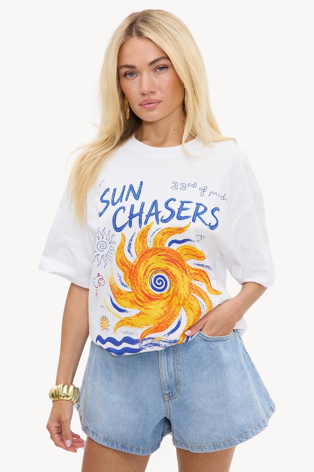 Wit oversized IT-shirt met tekst en kralendetails