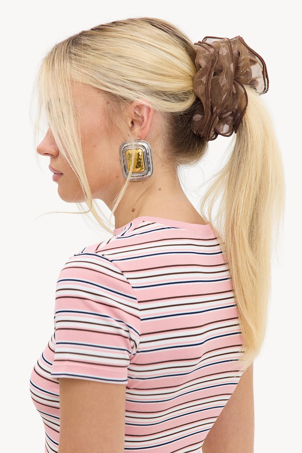 Bruine scrunchie met polkadots