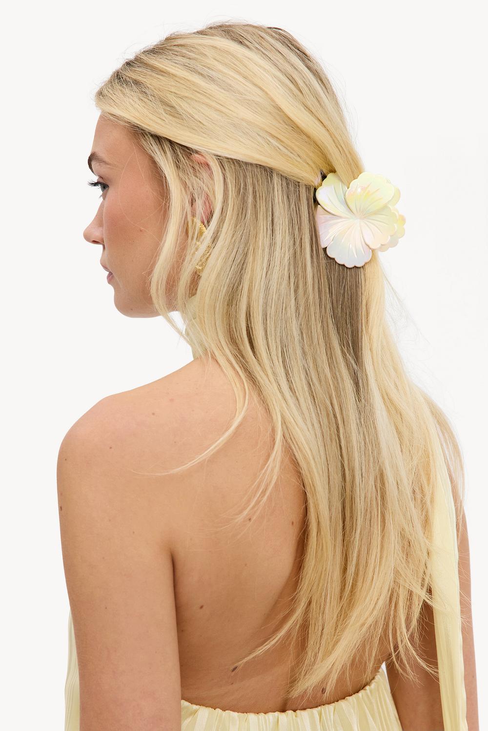 Pinza para el pelo amarilla con forma de flor