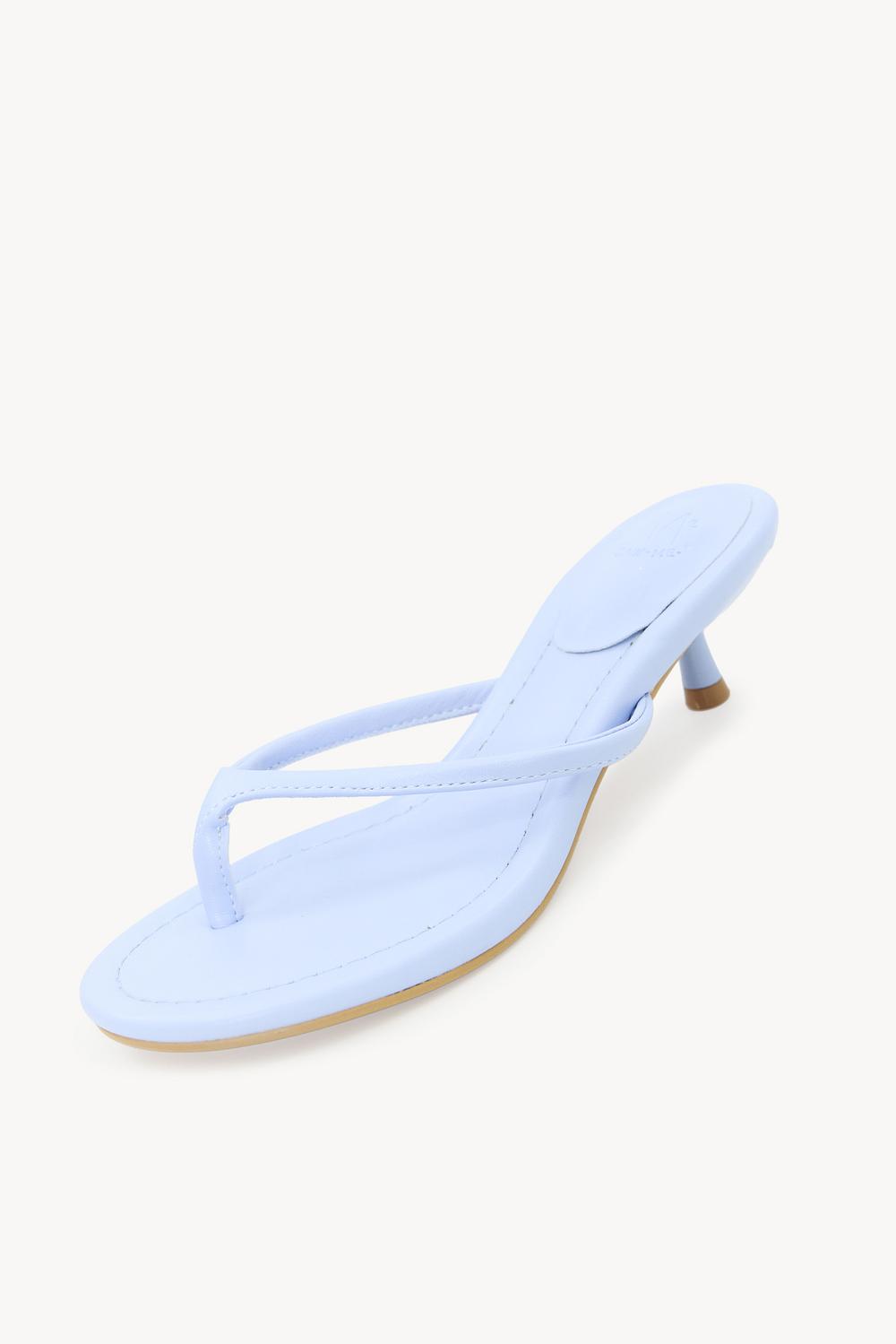 Zapatillas azules con tacón