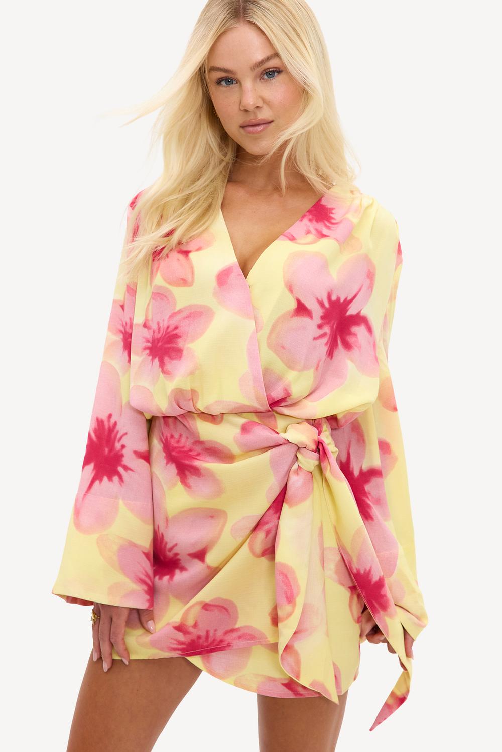 Vestido amarillo con flores rosas