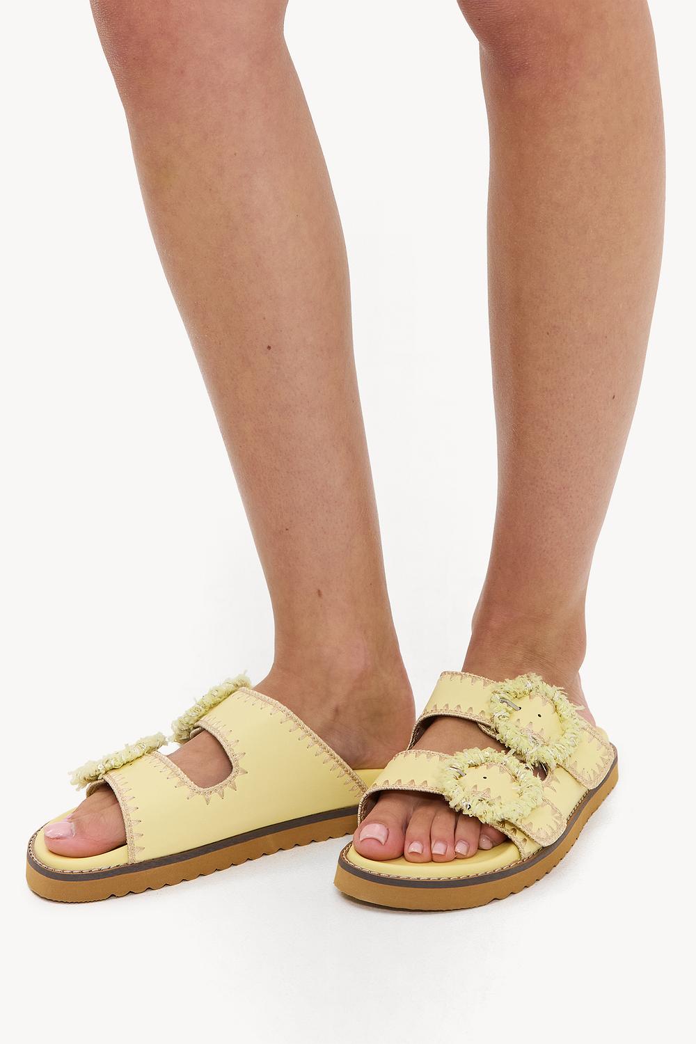 Chanclas amarillas con hebillas