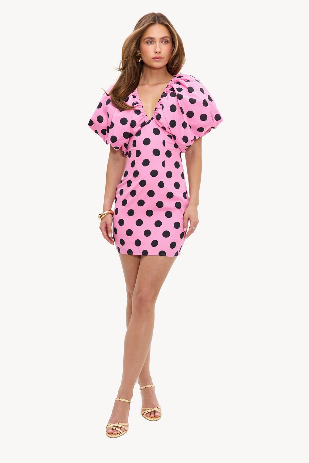 Vestido rosa con mangas abullonadas y lunares