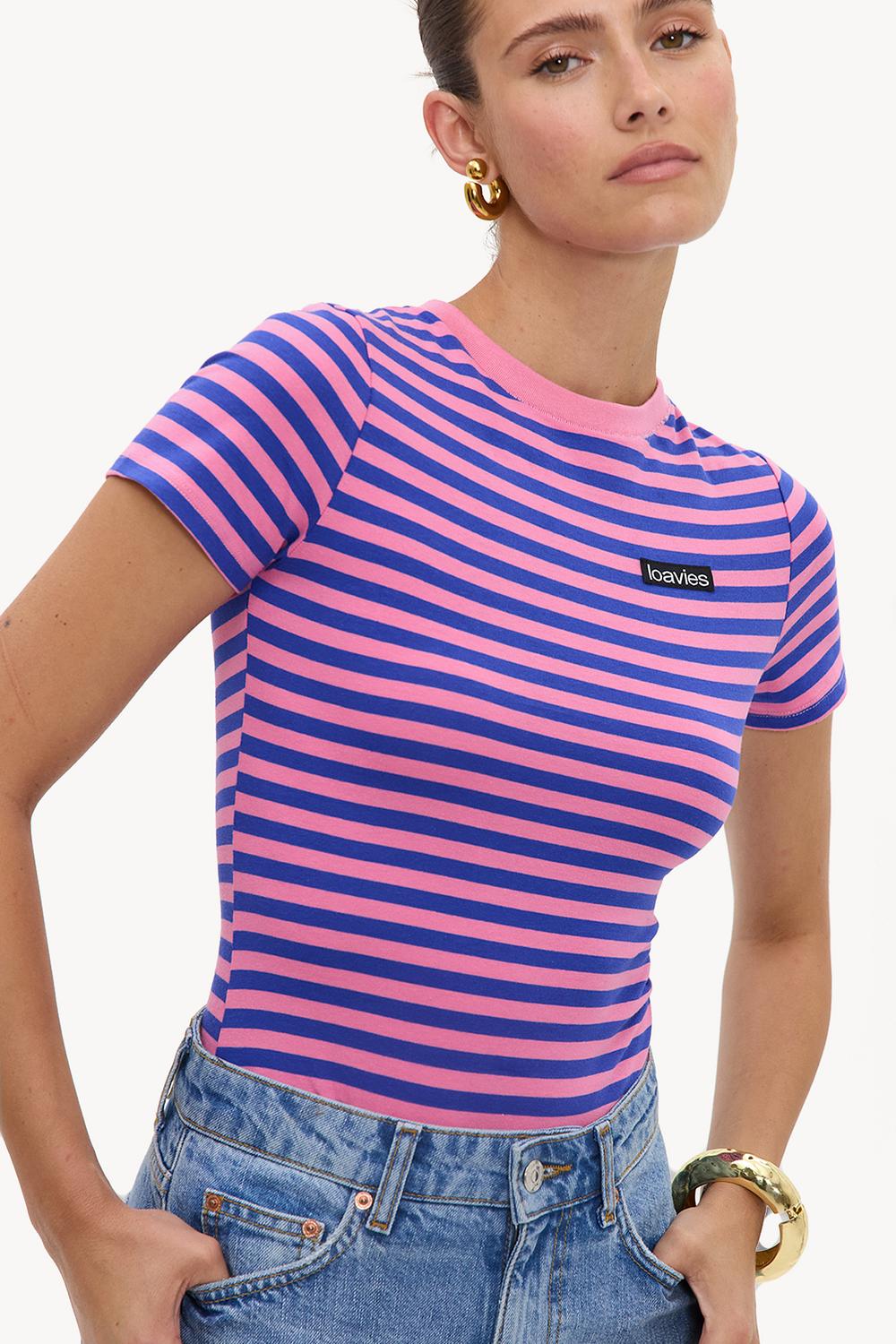 Camiseta rosa de manga corta con rayas azules