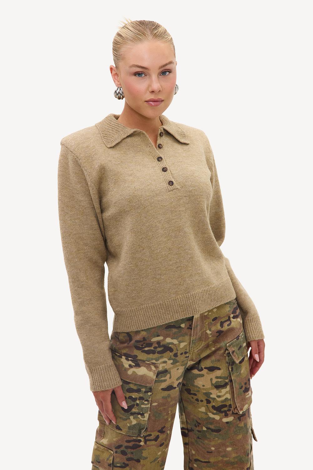 Pull beige à boutons et épaulettes