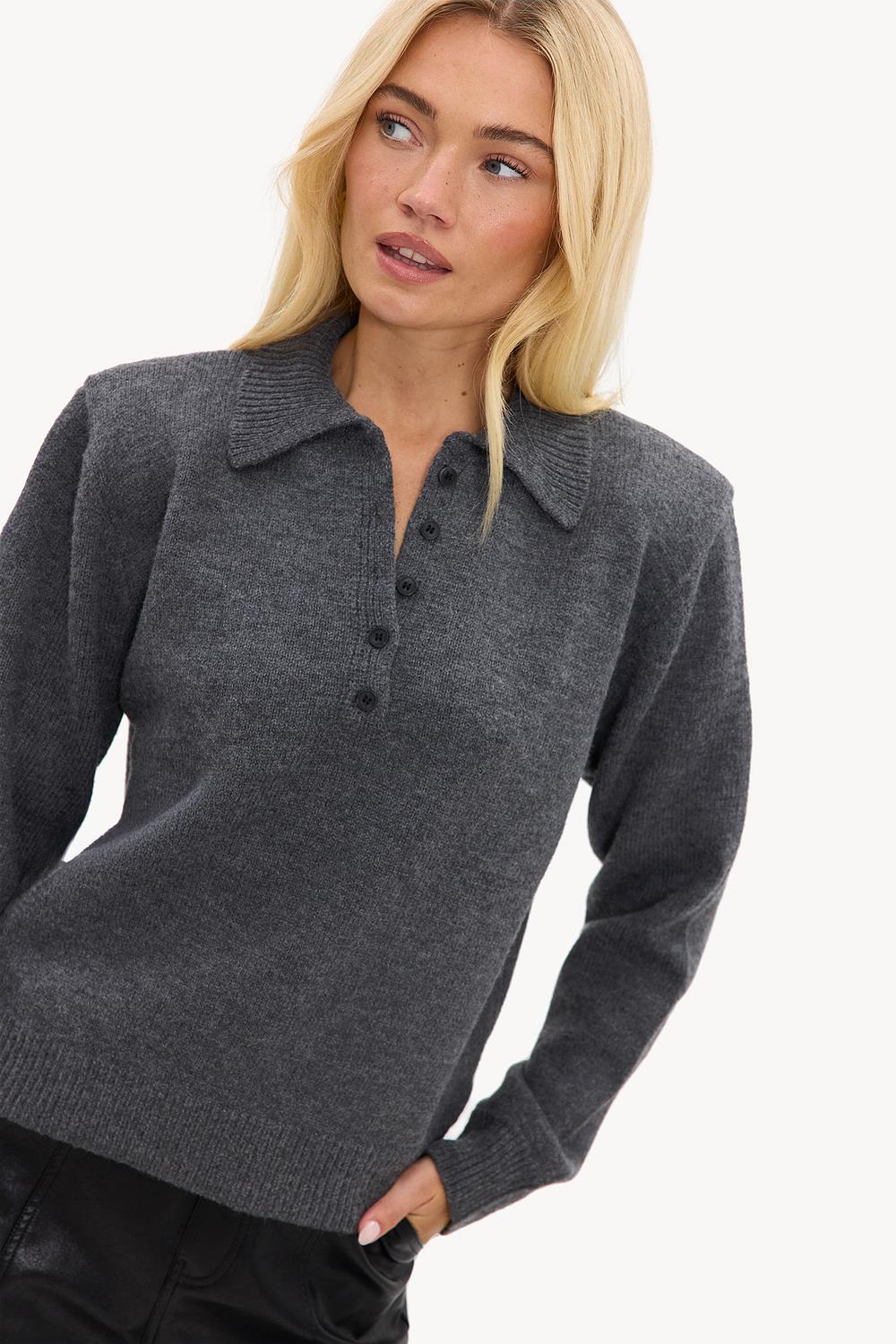 Pull gris à boutons et épaulettes
