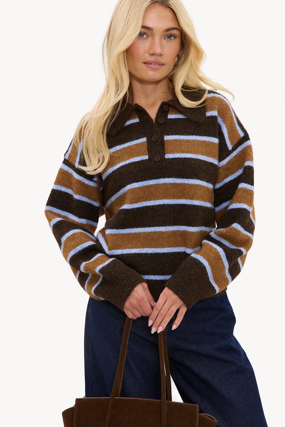 Jersey marrón con rayas camel y azules y botones