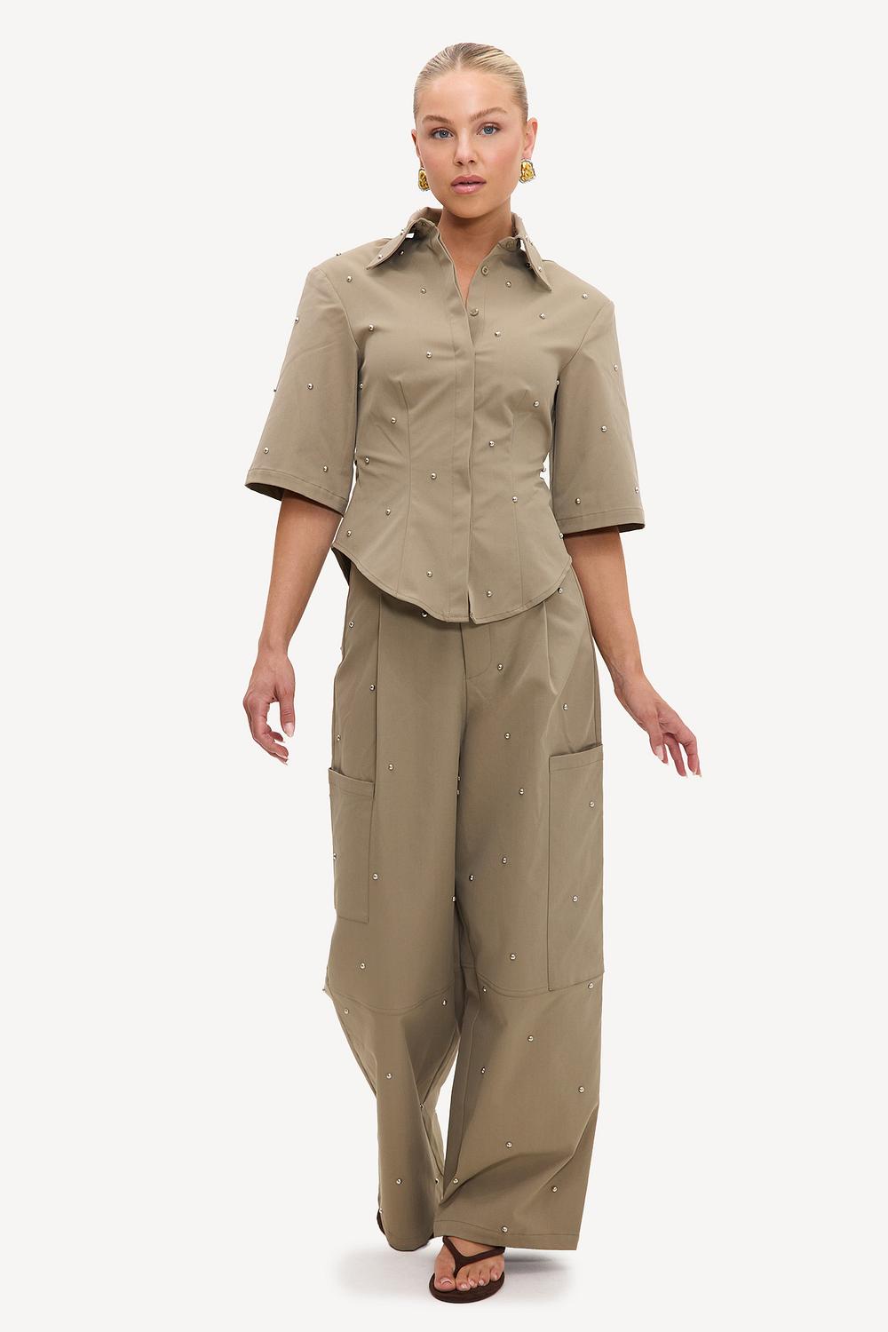 Pantalones cargo tipo globo marrón claro con tachuelas plateadas