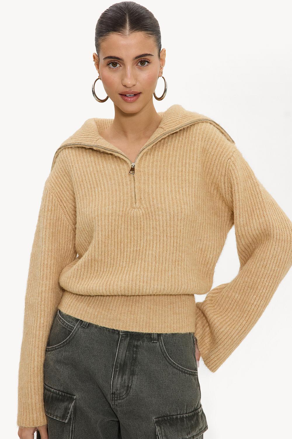 Jersey color camel con cremallera